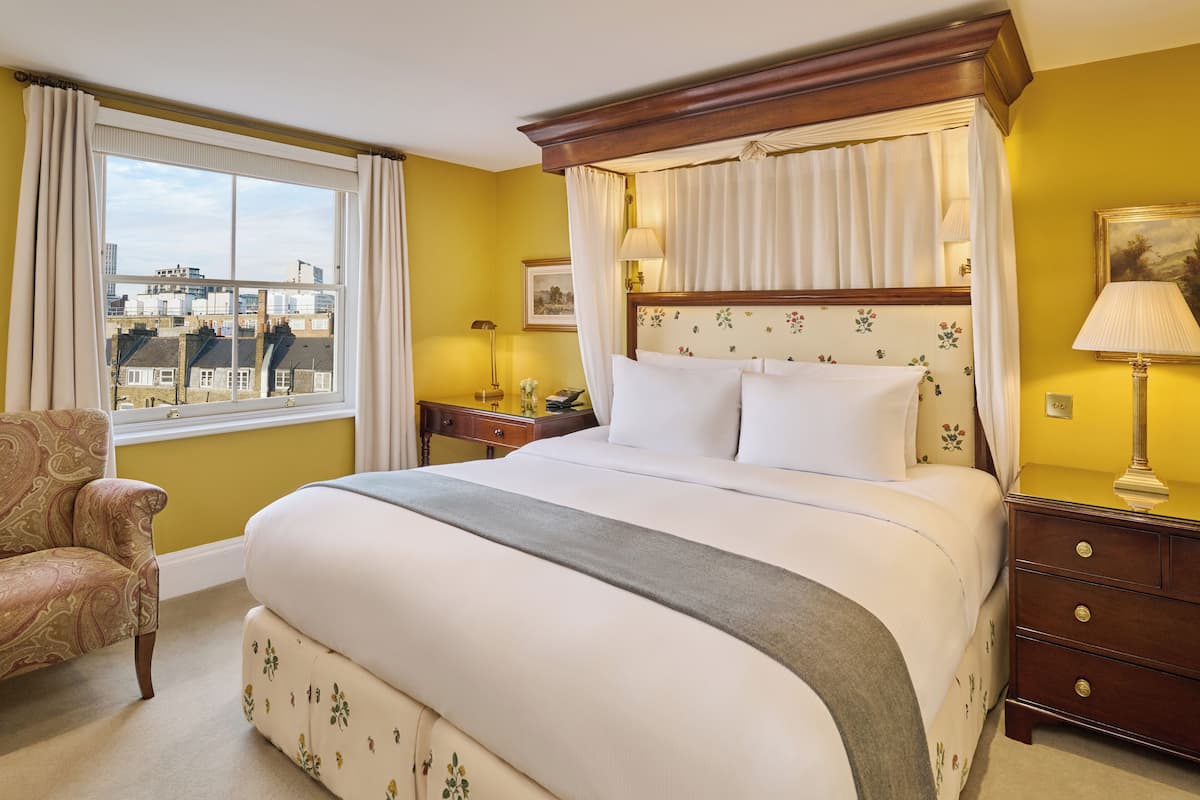 Premium bedding, in-room safe, desk, laptop workspace
