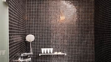 Honeymoon Room | Bathroom shower
