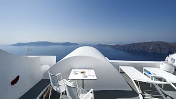 Honeymoon Room | In-room safe, free WiFi, bed sheets