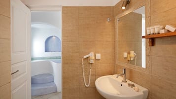 Habitación de luna de miel | Caja de seguridad en la habitación, wifi gratis y ropa de cama