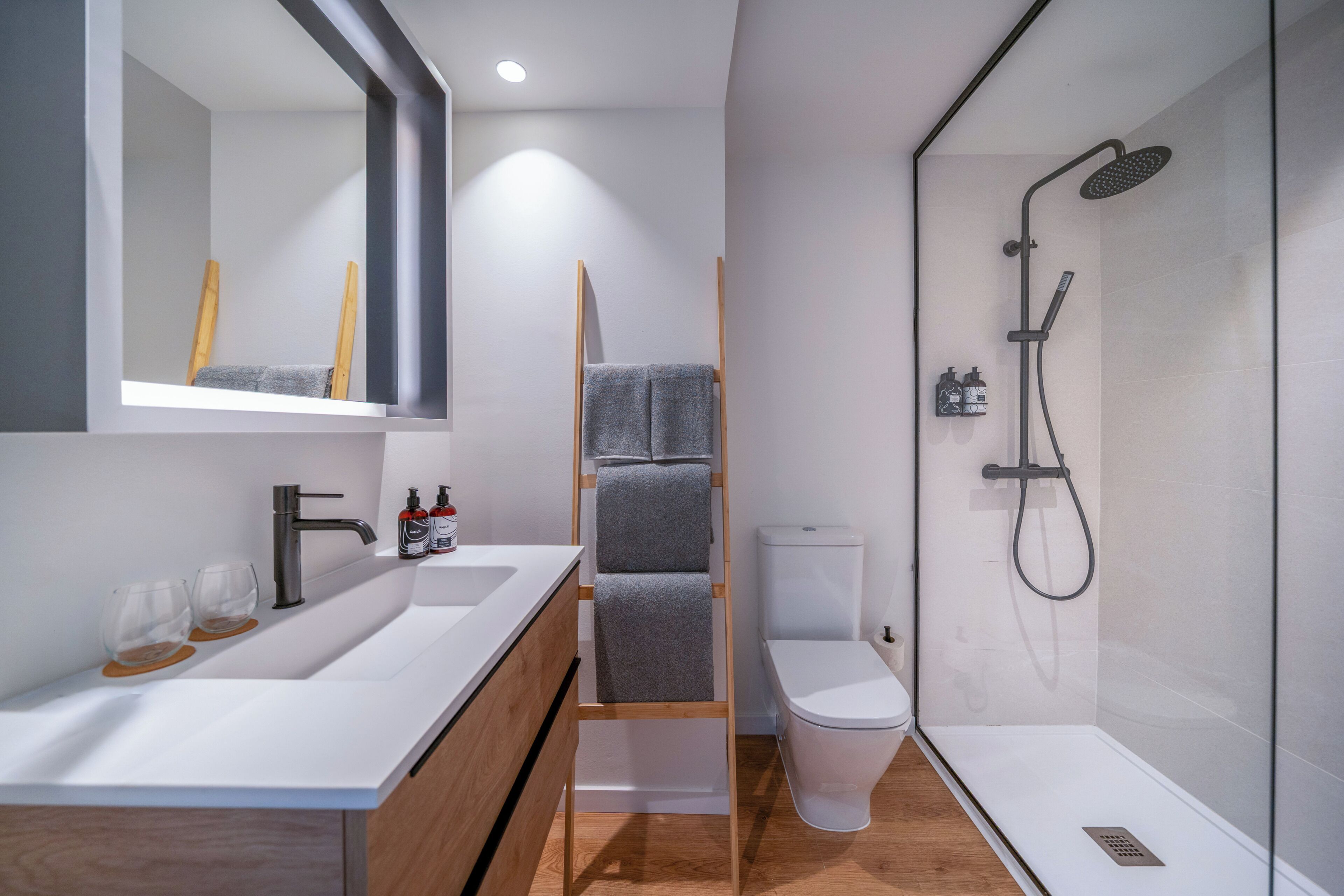Innside, Premium Room, City View | Bathroom | Free toiletries, hair dryer, towels