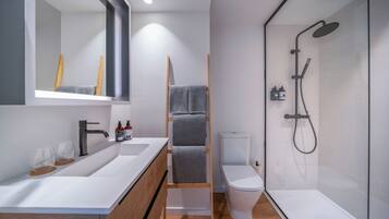 Innside, Premium Room, City View | Bathroom | Free toiletries, hair dryer, towels