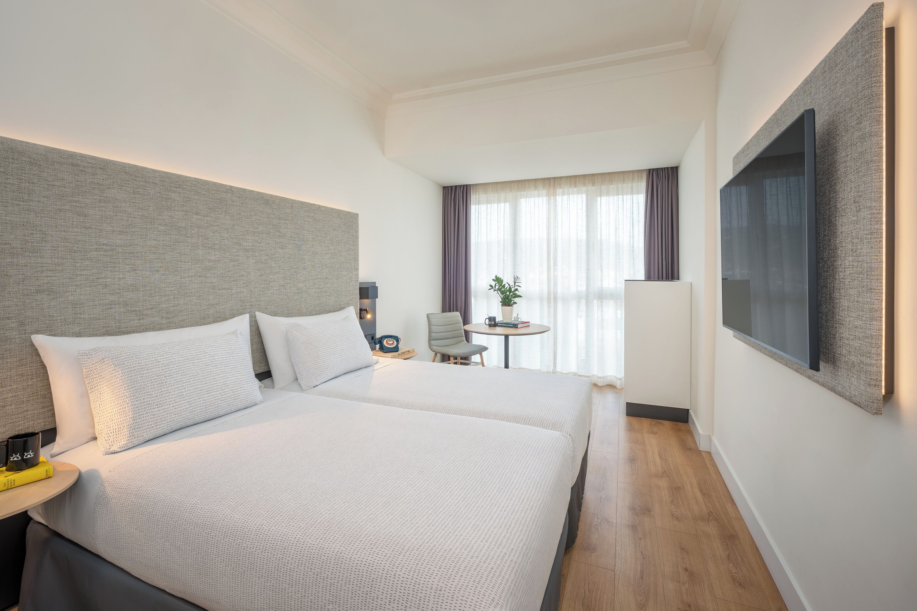 Innside, Rom, tilgjengelighetstilpasset | Minibar, safe på rommet, blendingsgardiner og wi-fi (inkludert)