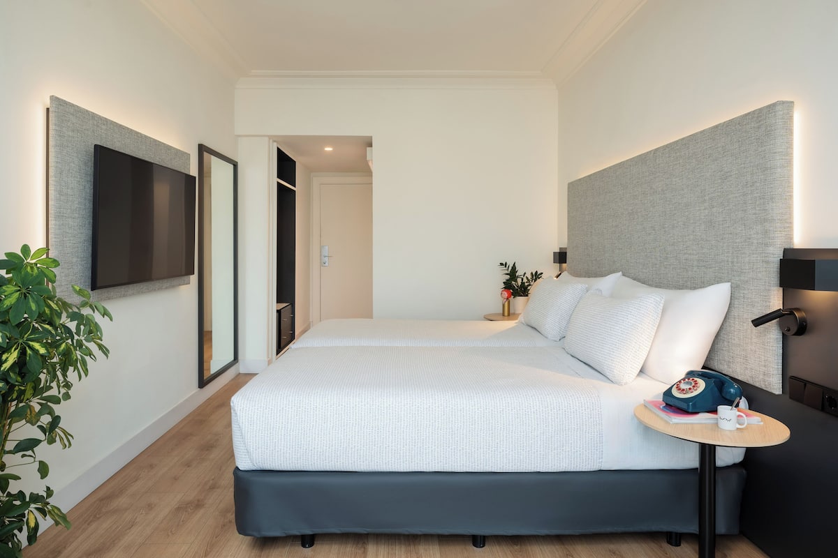 Innside, Rom, byutsikt | Minibar, safe på rommet, blendingsgardiner og wi-fi (inkludert)