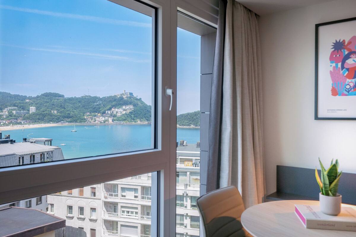 Minibar, in-room safe, blackout curtains, free WiFi