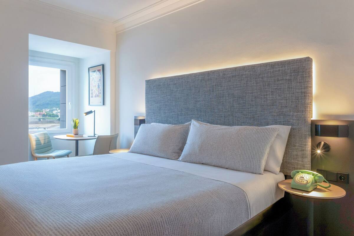 Minibar, in-room safe, blackout curtains, free WiFi