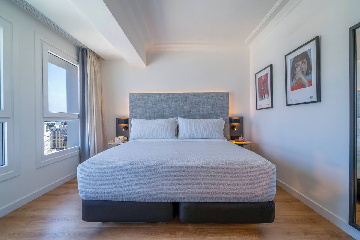Minibar, in-room safe, blackout curtains, free WiFi