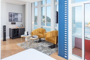 Junior Suite, Terrace, Sea View | Minibar, in-room safe, blackout drapes, free cribs/infant beds