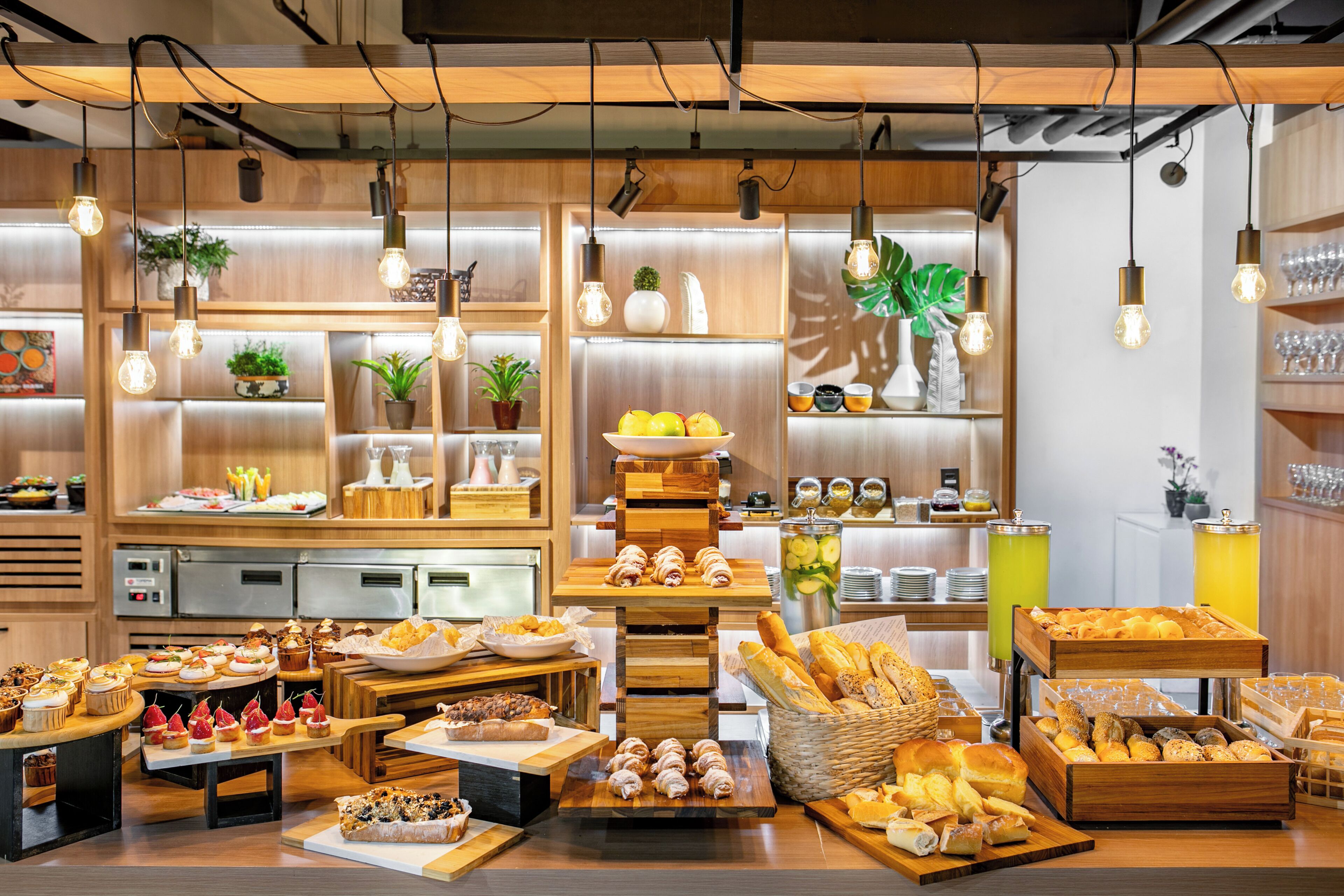 Breakfast and brunch served, international cuisine