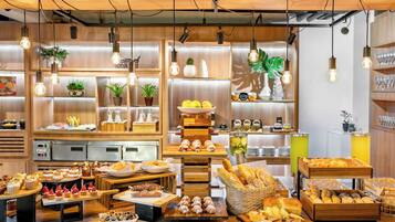 Breakfast and brunch served, international cuisine