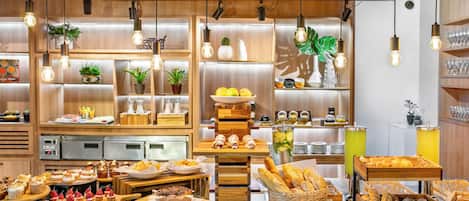 Breakfast and brunch served, international cuisine