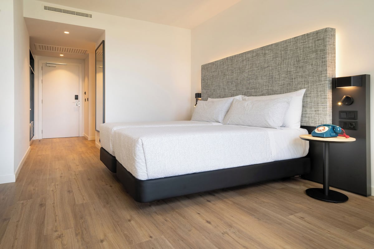 Innside, Rom | Minibar, safe på rommet, blendingsgardiner og wi-fi (inkludert)