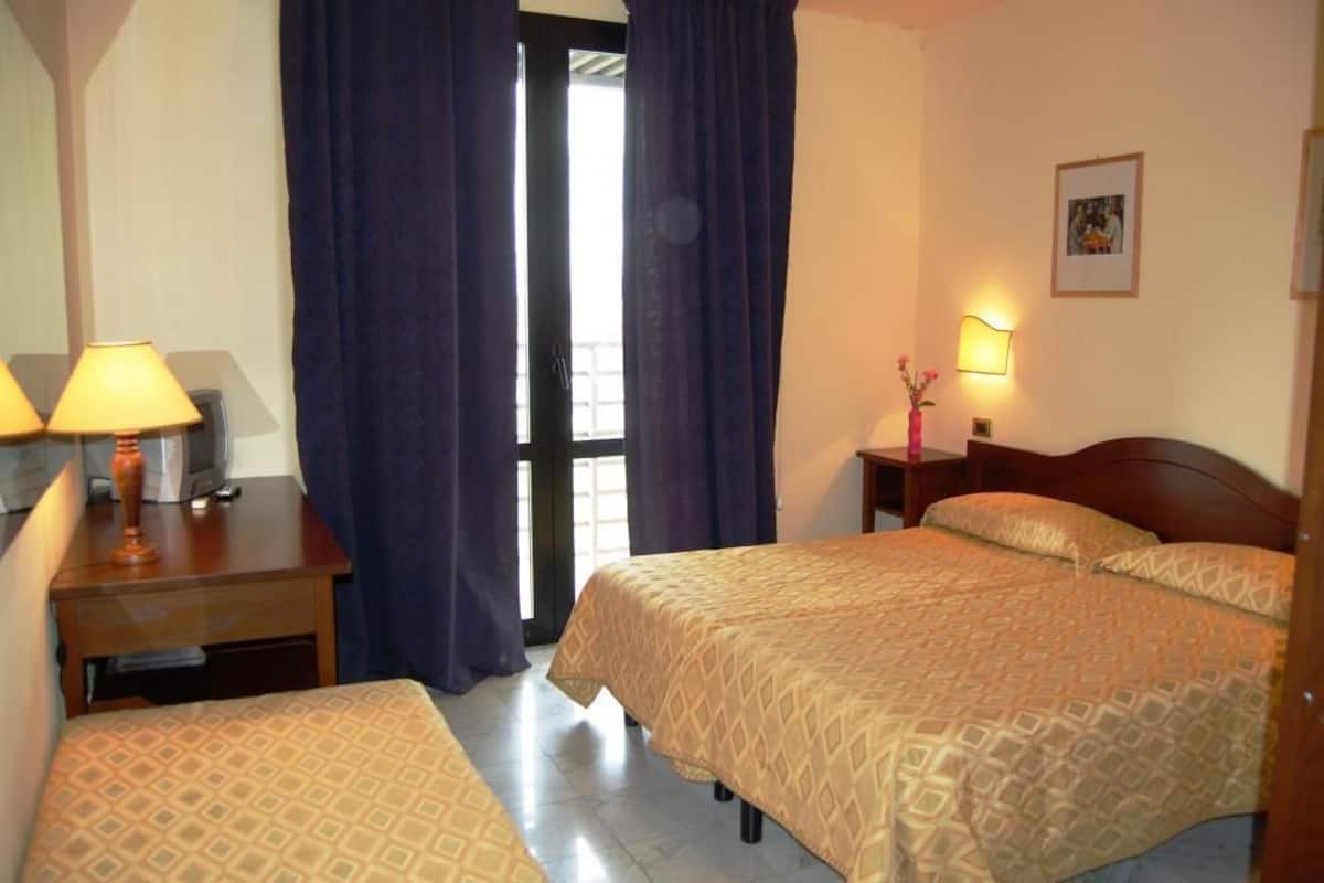Minibar, wifi gratis y ropa de cama