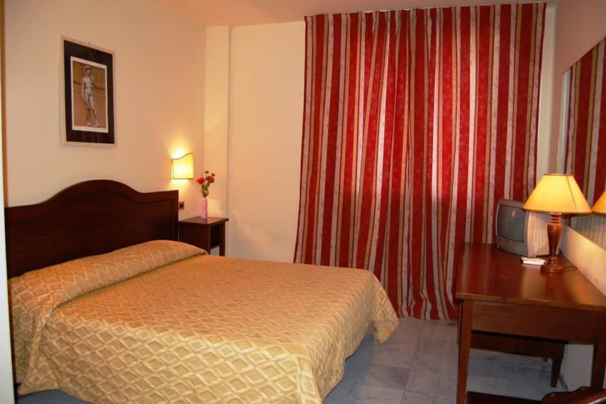 Minibar, wifi gratis y ropa de cama