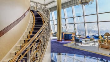 Duplex Club Suite, Butler, Hermès Amenities, Spa & Beach Club Access (330sqm) | Area soggiorno | TV al plasma 42 pollici con canali via cavo, TV, console per videogiochi