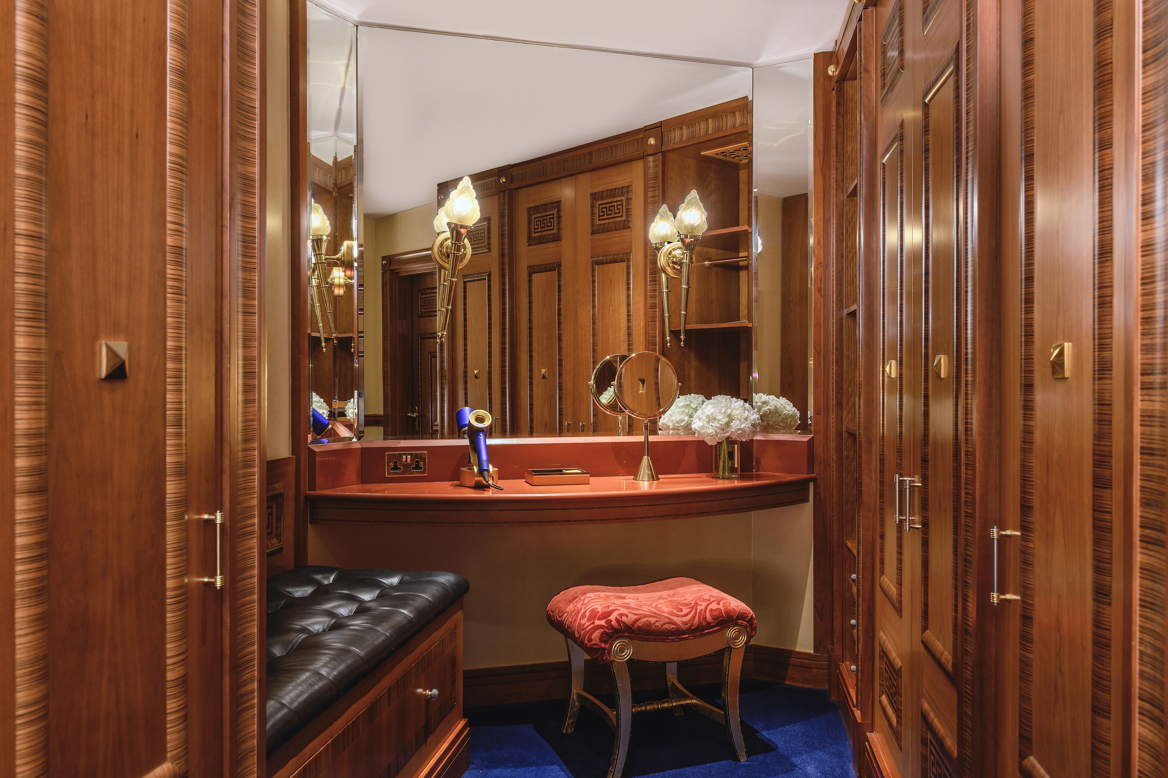 1 bedroom, Egyptian cotton sheets, premium bedding, down comforters