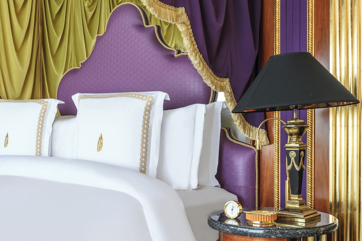 1 bedroom, Egyptian cotton sheets, premium bedding, down comforters