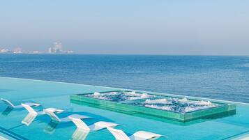 2 piscines couvertes, 2 piscines extérieures, tentes de plage