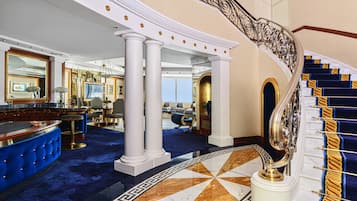 Duplex Two Bedroom Suite, Butler, Hermès Amenities, Spa & Beach Club Access (335sqm) | 1 間睡房、埃及棉床單、高級寢具、羽絨被