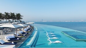 2 indendørs pools, 2 udendørs pools, hytter (tillægsgebyr), parasoller