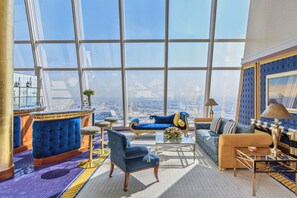 Duplex Club Suite, Butler, Hermès Amenities, Spa & Beach Club Access (330sqm) | Área de sala de estar | Televisión de plasma de 42 pulgadas con canales por cable y televisión 