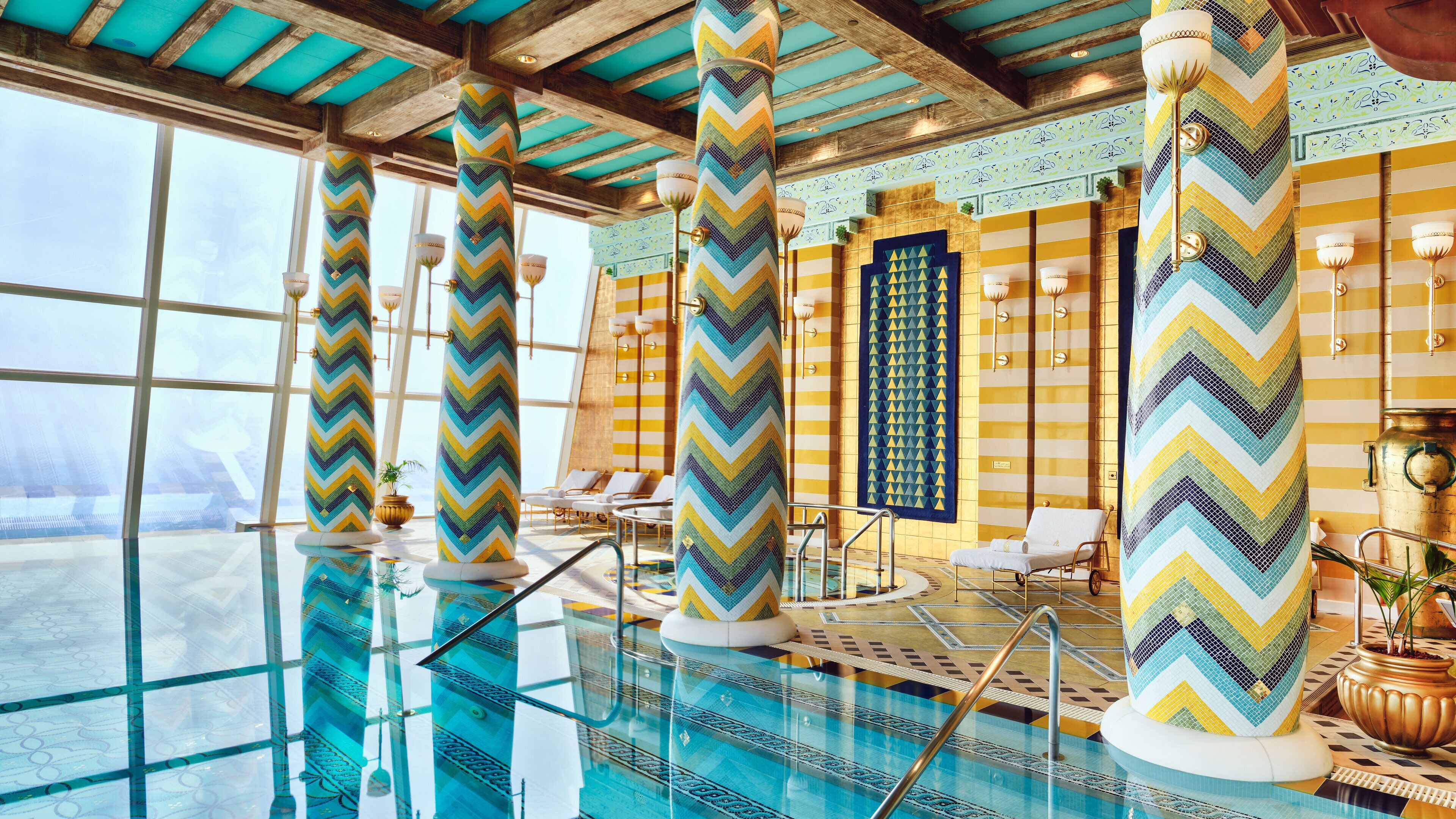 2 albercas techadas y 2 albercas al aire libre