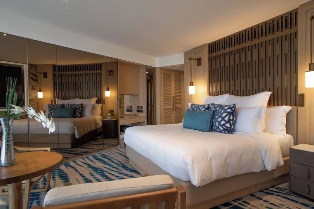 Ropa de cama de alta calidad, minibar, caja fuerte y escritorio
