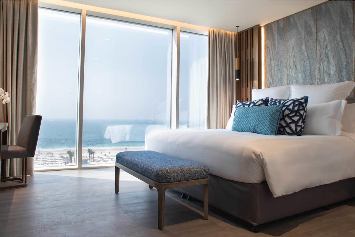 2 bedrooms, premium bedding, minibar, in-room safe