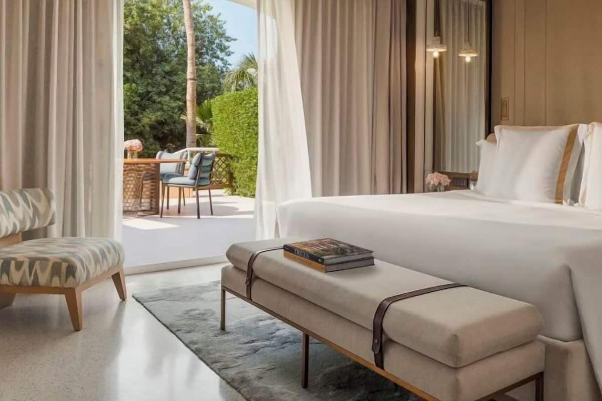 2 bedrooms, premium bedding, minibar, in-room safe