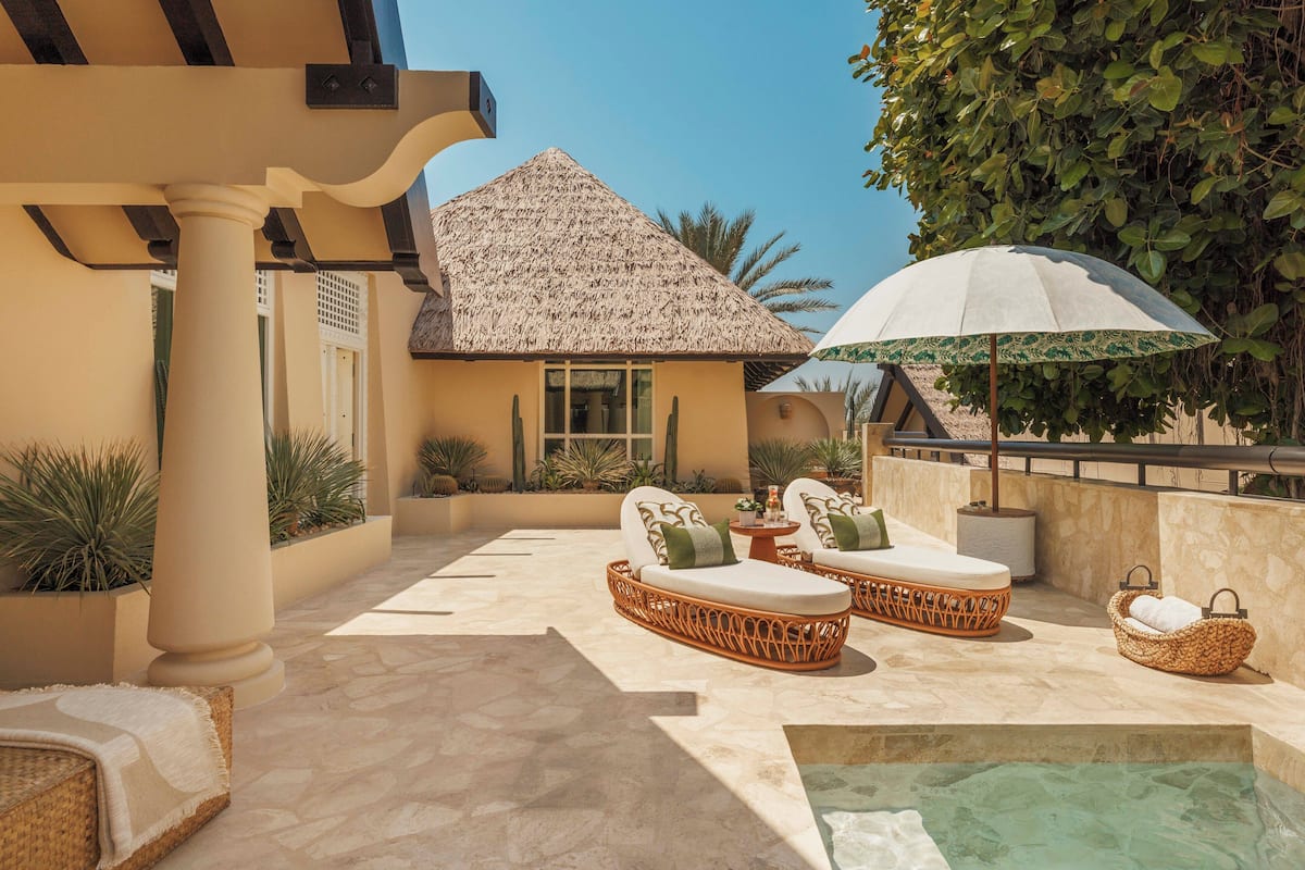 3 개의 야외 수영장, 수영장 파라솔, 일광욕 의자