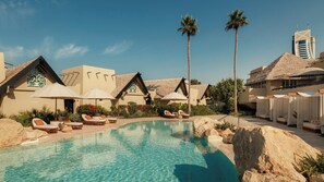 3 座室外游泳池，提供泳池遮陽傘和日光浴躺椅