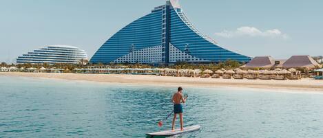 Playa privada en los alrededores, traslado desde/hacia la playa gratis