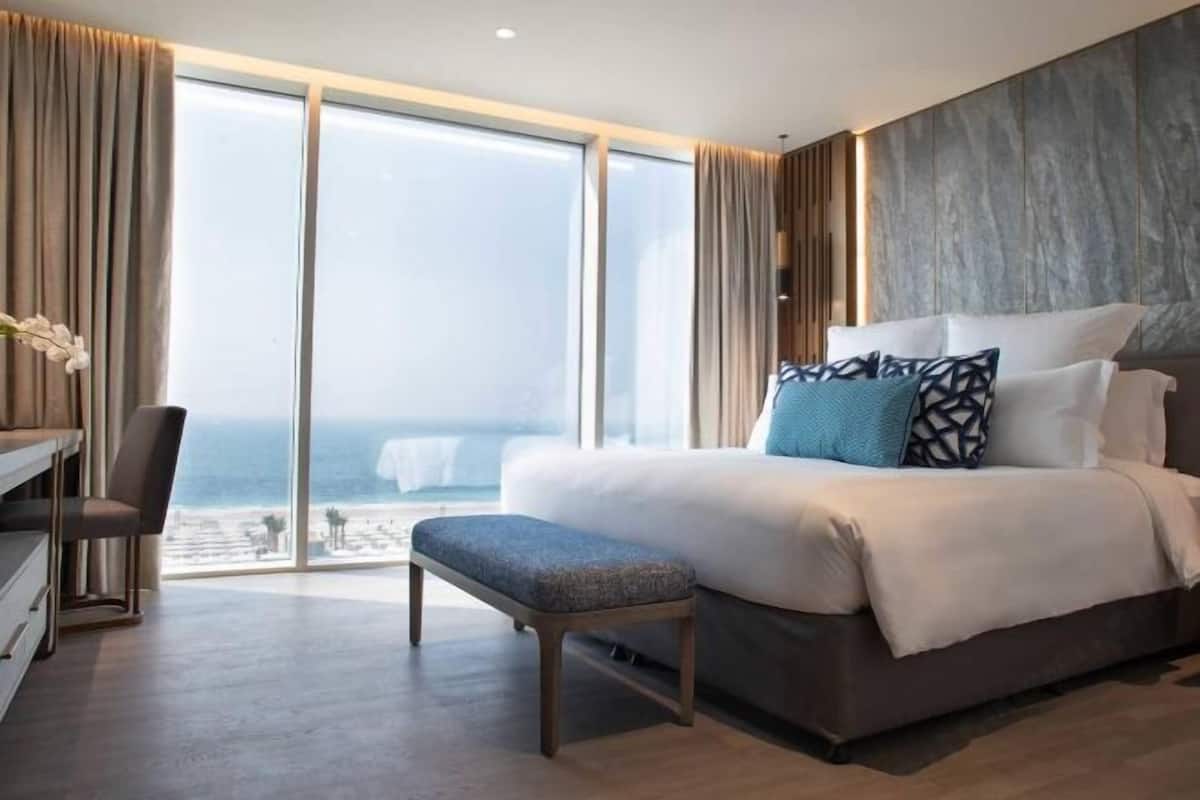 2 bedrooms, premium bedding, minibar, in-room safe