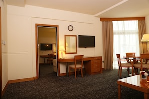 Minibar, Zimmersafe, Schreibtisch, Verdunkelungsvorhänge