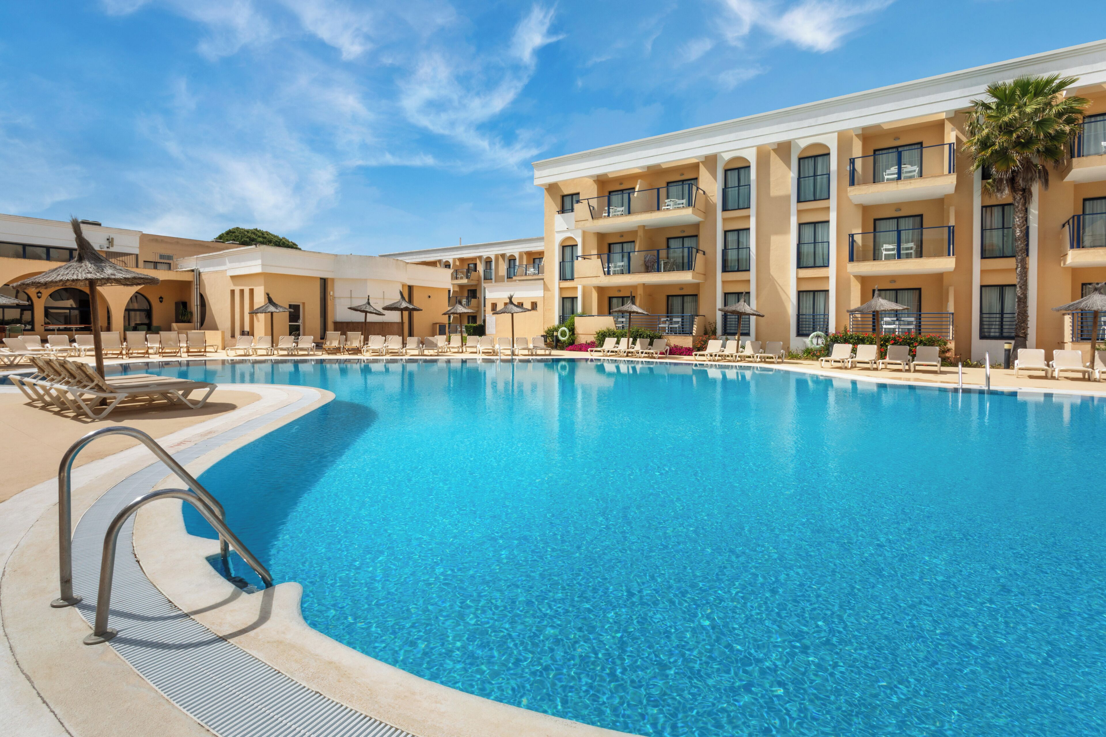 Outdoor pool, pool umbrellas, sun loungers