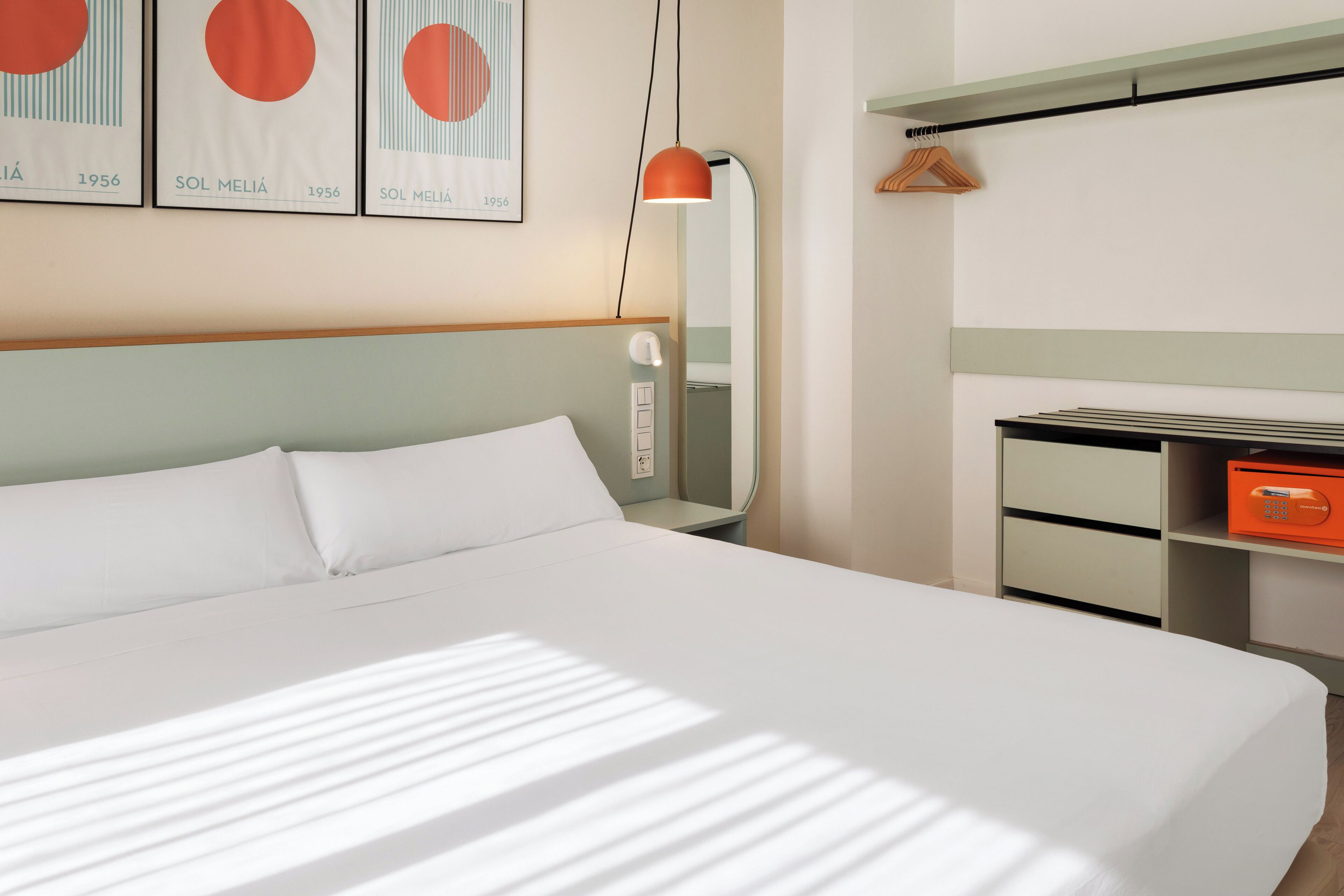 Värdeförvaringsskåp på rummet, skrivbord, gratis wi-fi och sängkläder