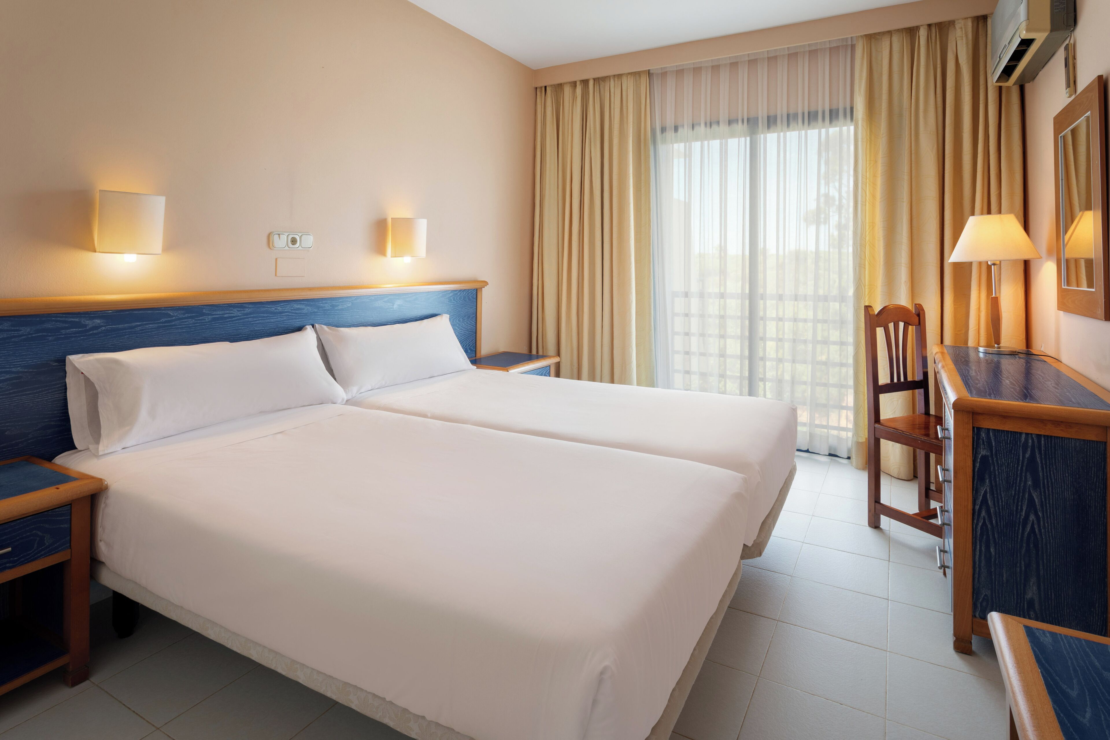 In-room safe, desk, free WiFi, bed sheets