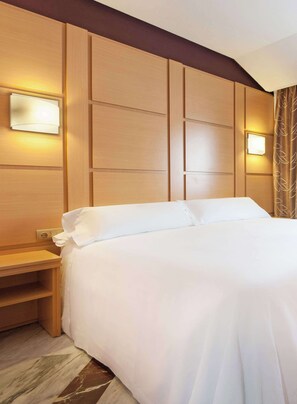 Superior Room, 1 Queen Bed | Down comforters, minibar, in-room safe, desk - Hotel Puertollano (Puertollano)