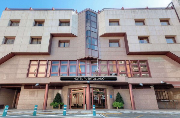 A modern hotel with a symmetrical facade, large windows, and a central entrance. - Hotel Puertollano 3* by eme hoteles (Puertollano)