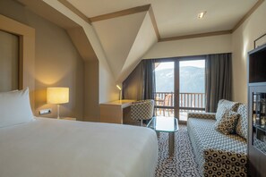 Down comforters, minibar, in-room safe, desk