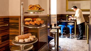 Daily continental breakfast (EUR 10 per person)