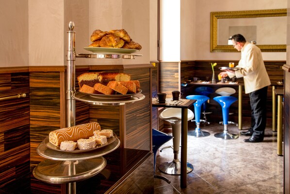 Daily continental breakfast (EUR 10 per person)