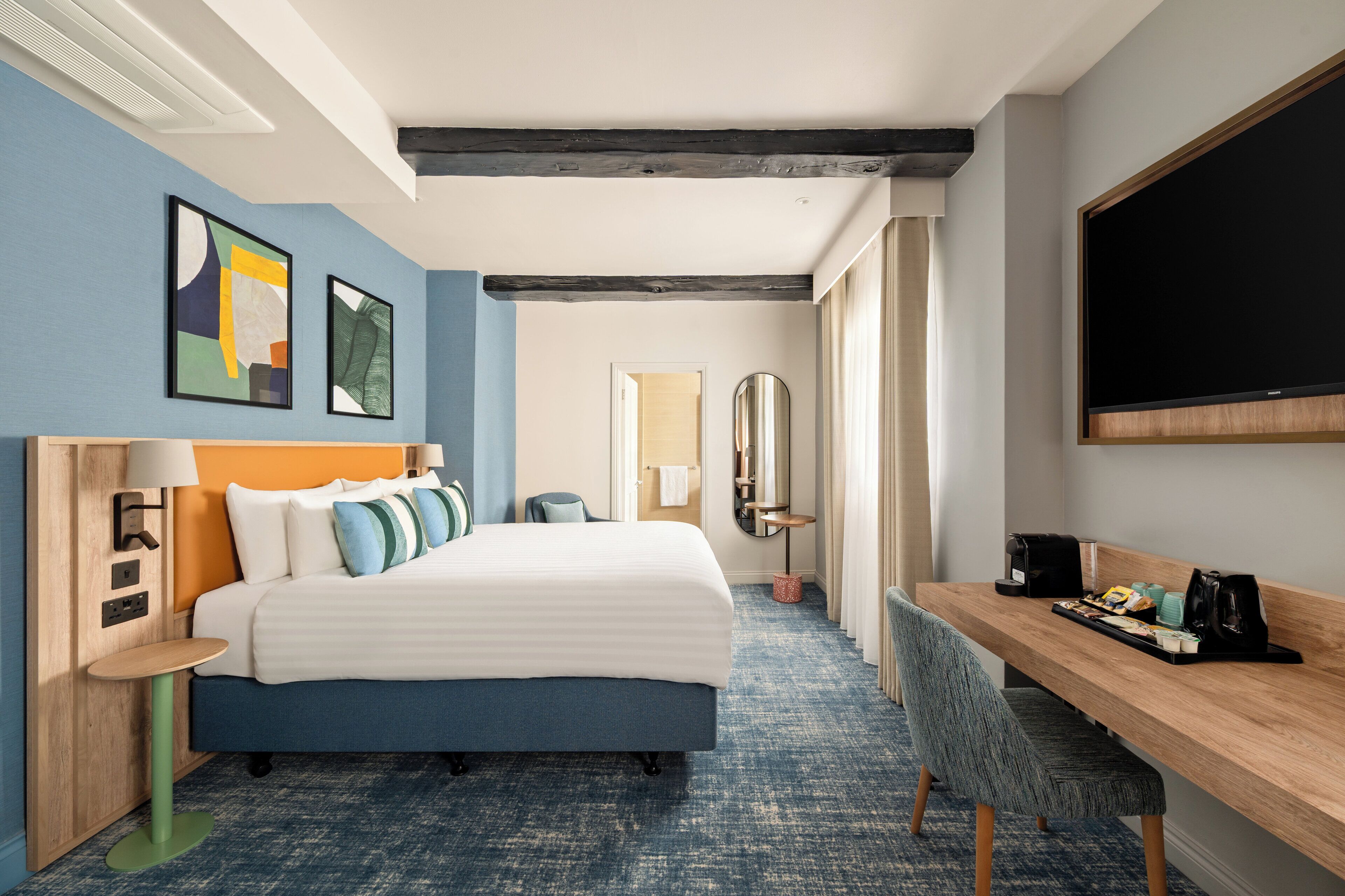 Skrivebord, blendingsgardiner, strykejern/-brett og wi-fi (inkludert)