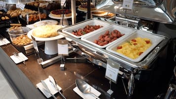 Se ofrece un desayuno bufé todos los días (por un coste adicional)