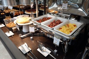 Café da manhã com buffet todos os dias (EUR 22 por pessoa) 