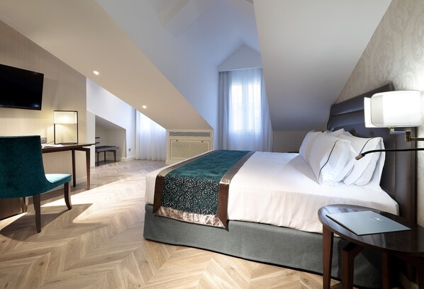 Frigobar, cofres nos quartos, escrivaninha, quartos à prova de som