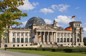A large, historic building with a prominent dome and classical architecture. - Hotel BIRGIT Berlin Mitte (Berlin)