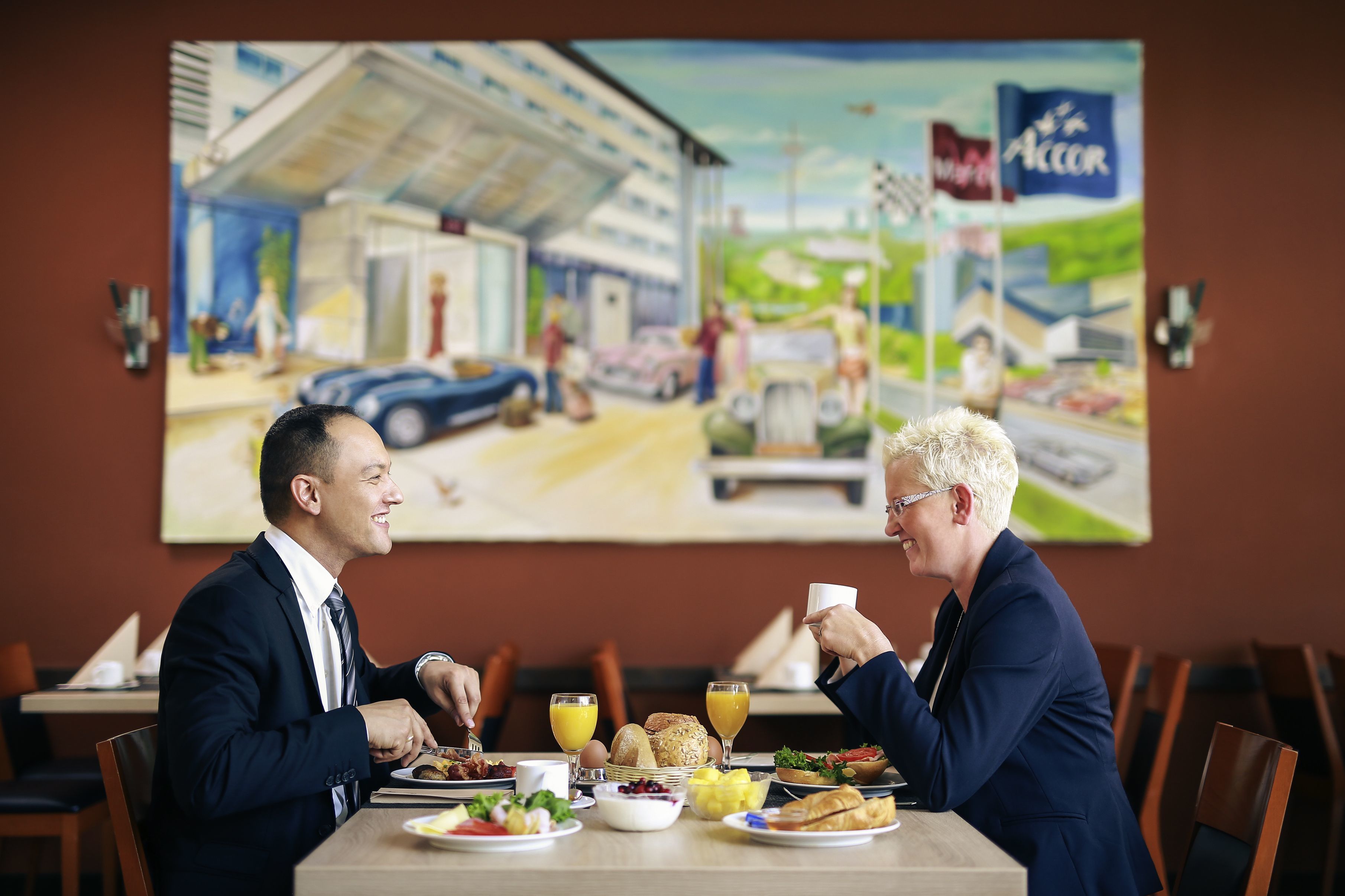 朝食 (ビュッフェ)、毎日提供 (1 名様 23 EUR)