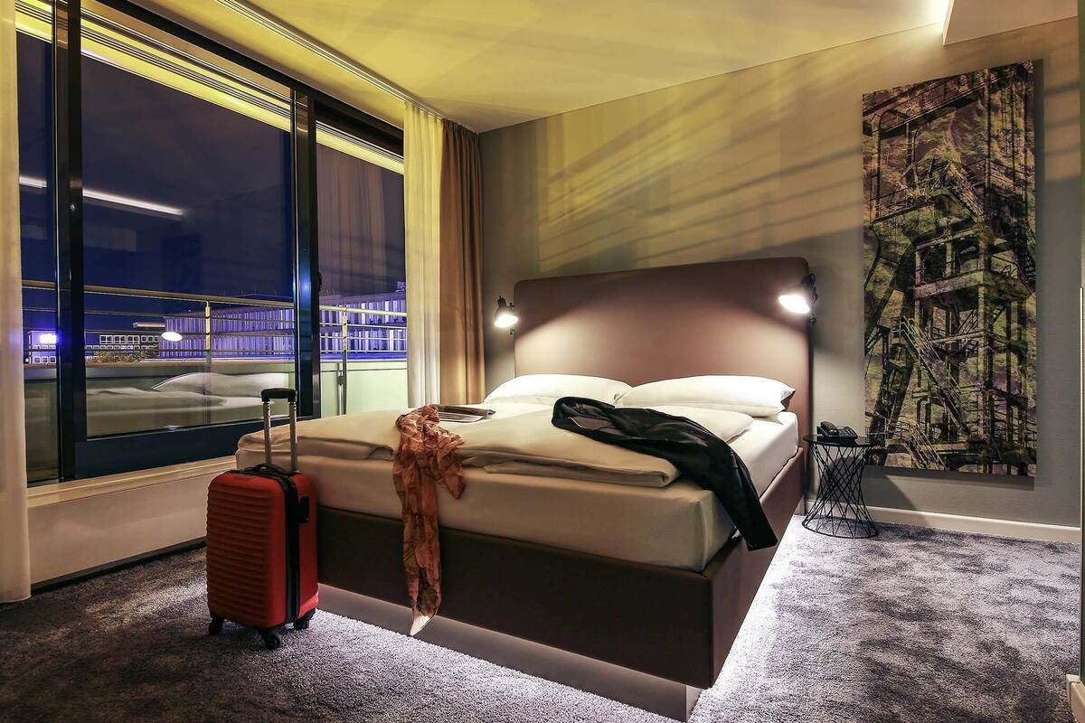 junior suite, 1 double bed | 1 bedroom, hypo-allergenic bedding, minibar, in-room safe