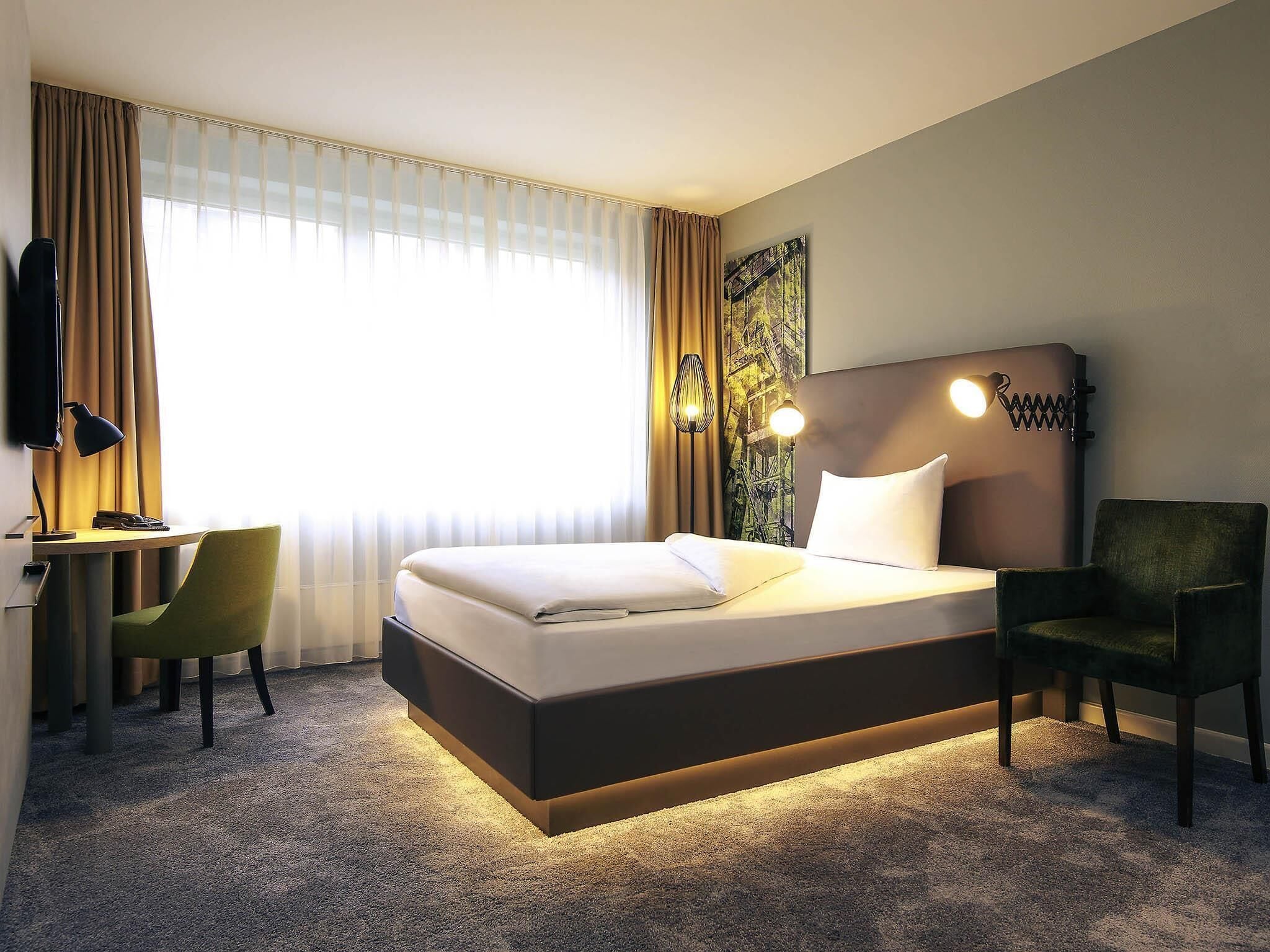 Kamar Standar, 1 Tempat Tidur Double | Seprai antialergi, minibar, brankas, dan meja kerja